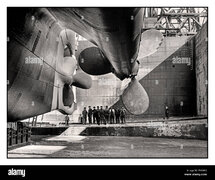 liner-harland-and-wolff-shipyard-belfast-uk-PK06RX.jpg
