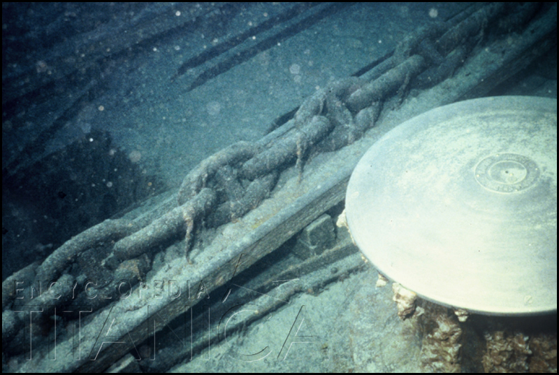 RMS Titanic anchor chains on wreck