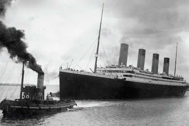Tug guiding Titanic